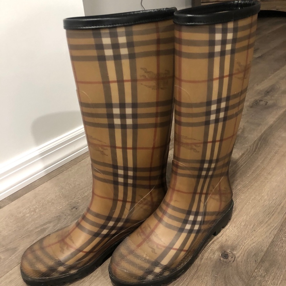Burberry Rainboots - Picture 2 of 4